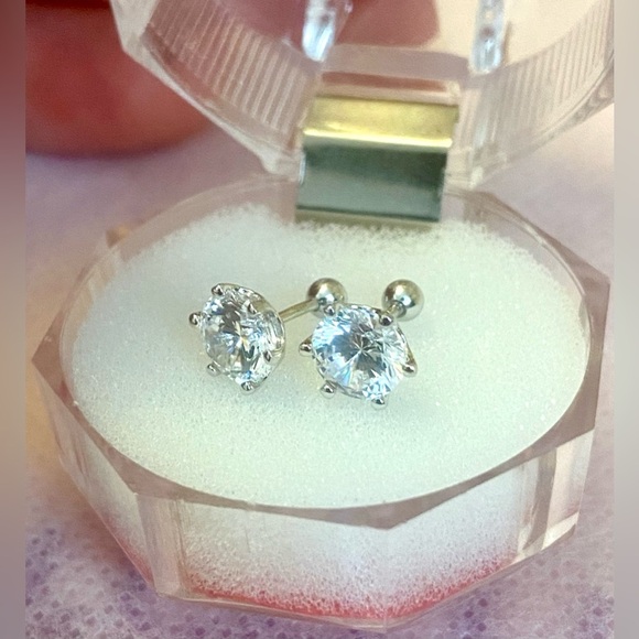 Pure Platinum & 1 CT Moissanite studs - Picture 5 of 8